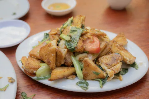 Fried tofu stir fried with bok choy and tomato